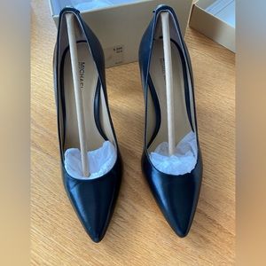 Women’s MICHAEL Michael Kors sz 5.5 classic pump. NWOT in original box.